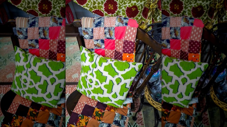 Bir ikinci el mağazasında ahşap sandalyeye yorgan ve yastık yerleştirildi