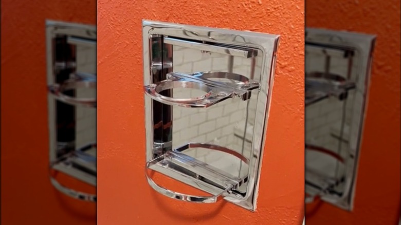 1950'lerin vintage gömme krom diş fırçası tutucusunun yakın çekimi