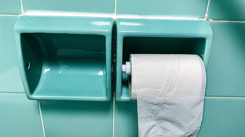 yeşil fayanslı gömme tuvalet kağıdı tutucusu