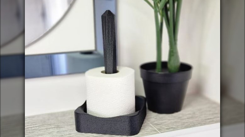 Tesisin yanında 3D baskılı bağımsız tezgah tutucusu