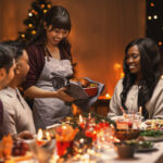 Tatil Toplantılarınızı Düzenli ve Stressiz Tutmak için 10 Ev Sahipliği İpucu