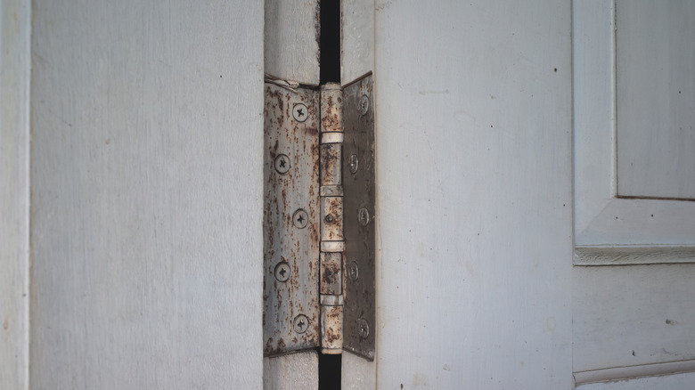 Bir kapının paslı menteşesi