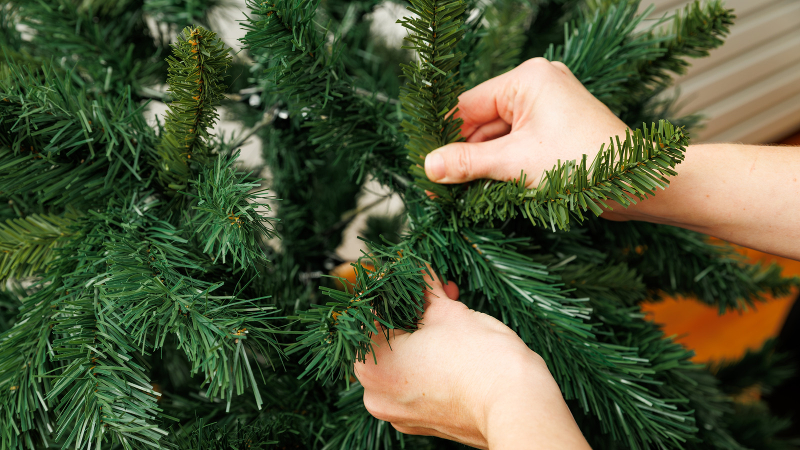 Gerçek Bir Şey Gibi Görünmesi İçin Yapay Bir Noel Ağacı Nasıl Kabarılır