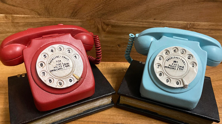 Kırmızı ve mavi döner telefon rehberi ahşap bir yüzeyde bitiyor