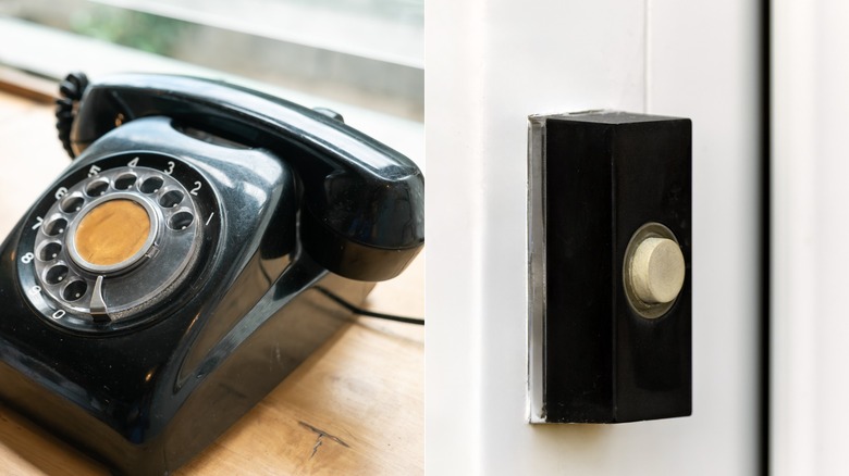 ahşap bir masanın üzerinde siyah çevirmeli telefon (solda); monte edilmiş kapı zili (sağda)