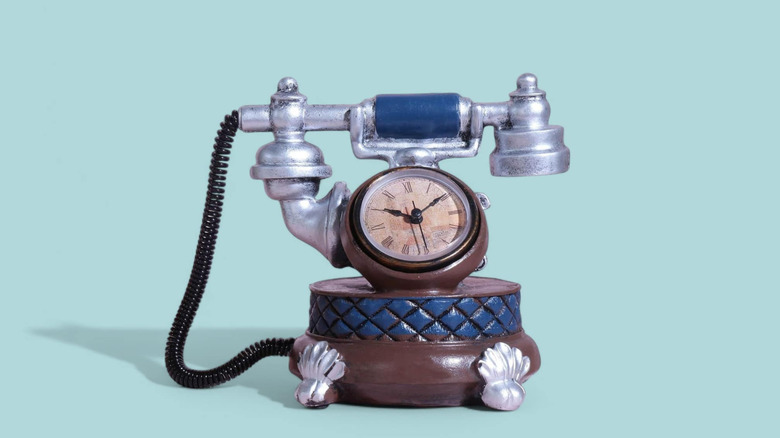 Döner çark yerine saatli boyalı döner telefon