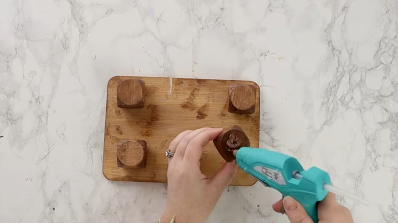 Kadın taş tezgahın üzerine sıcak yapıştırma ahşap tezgah yükselticisi