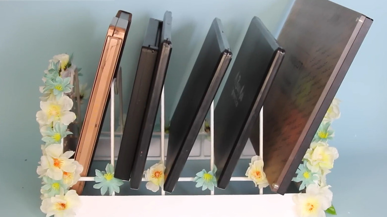 Makyaj paletleriyle dolu ve çiçeklerle süslenmiş Dolar Ağacı bulaşıklık