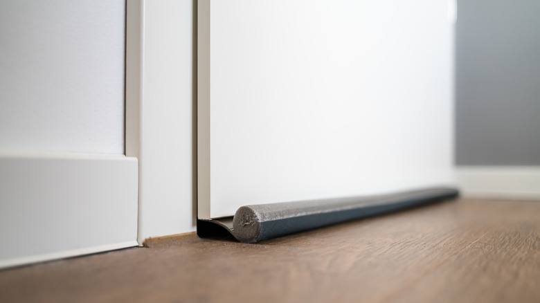 beyaz bir kapı üzerinde gri kapı çekiş durdurucusu