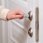 Bu Sizin Hayal Ettiğiniz Değil - Kışın Kapılar Daha Yapışkan Olur. İşte Nasıl Düzeltileceği