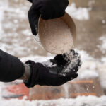 Neden Güvertenizde Buz Çözücü Tuz Kullanmayı Yeniden Düşünmek İsteyebilirsiniz?