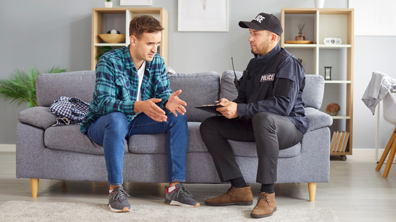 Evinde polis memuruyla konuşan adam