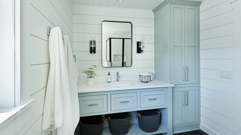 Banyoda makyaj masasının yanında dikey saklama dolabı