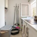 Kadının Akıllı IKEA Çözümü Temizlik Malzemelerinin Düzenli Olmasını ve Göz Yaralarını Gizli Tutmasını Sağlıyor