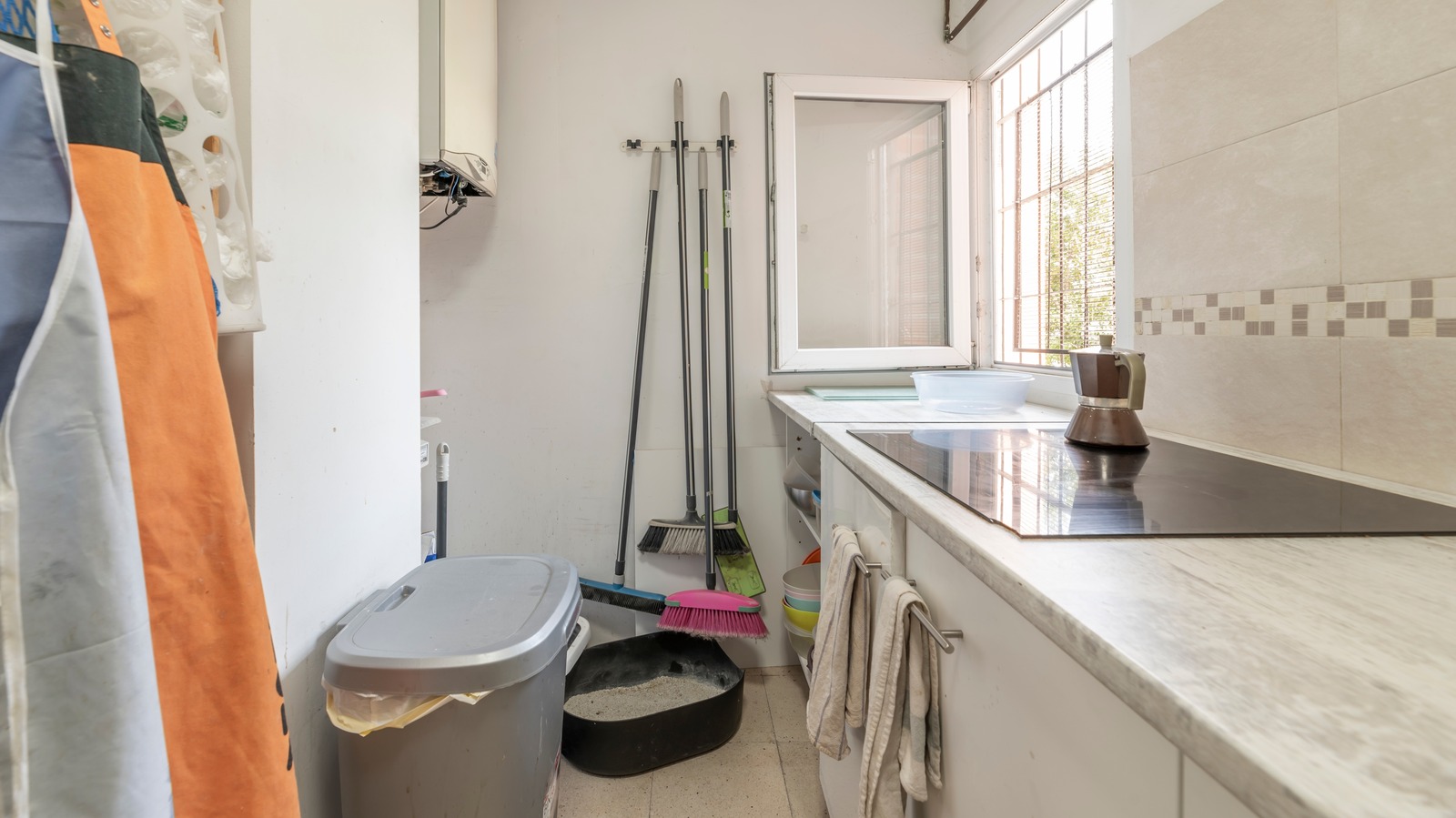 Kadının Akıllı IKEA Çözümü Temizlik Malzemelerinin Düzenli Olmasını ve Göz Yaralarını Gizli Tutmasını Sağlıyor