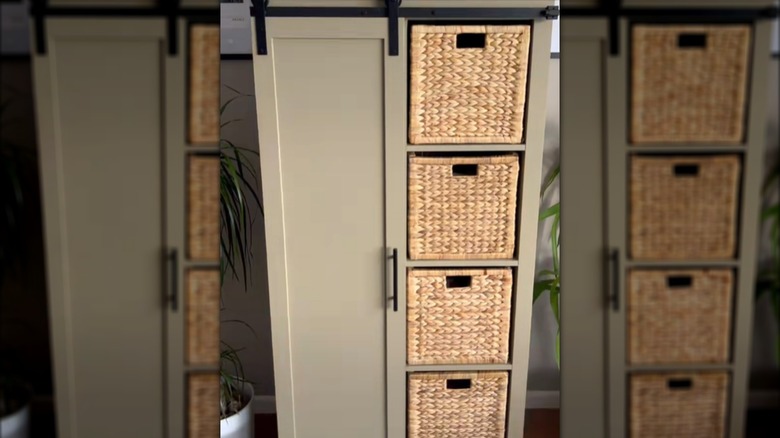 Çamaşır odasında IKEA'dan küp tarzı bir raf sistemi.