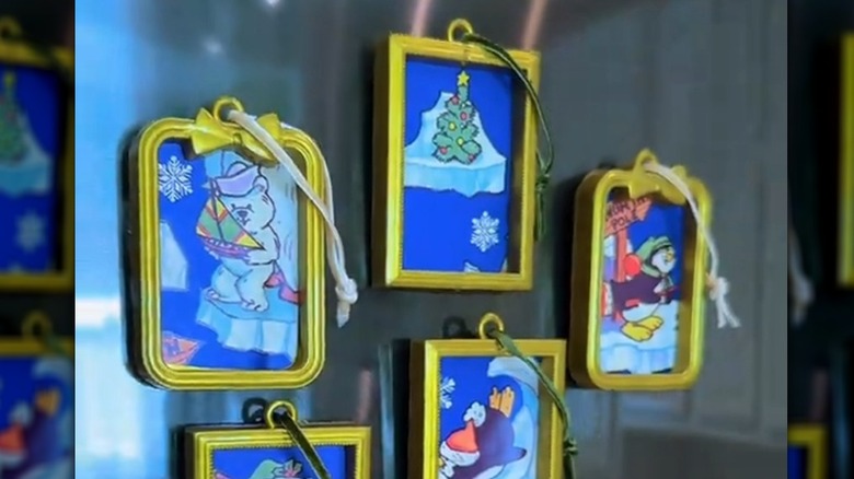 Buzdolabında eski tatil görüntülerinin yer aldığı küçük çerçeveli mıknatıslar