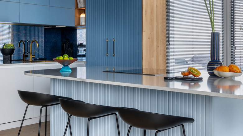 Açık mavi ada ve orta mavi dolaplı mutfak