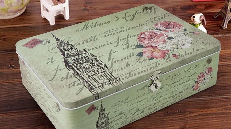 Mandallı dekoratif metal kutu