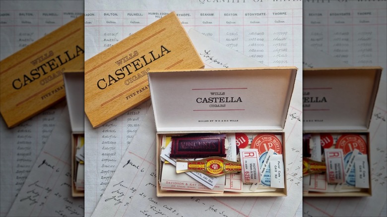 Etiketleri ve çıkartmaları saklamak için kullanılan puro kutusu