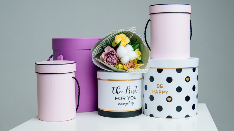 bir çiçek buketi ile bir yığın şapka kutusu