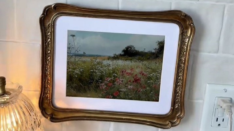 Eski tablet mutfak TV duvar resmine dönüştü