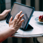 Unutulmuş Bir Tableti Duvar Dekoru Gibi Hisseden Çerçeveli Mutfak Televizyonuna Dönüştürün