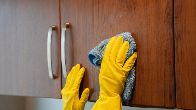 ahşap dolabın silinmesi