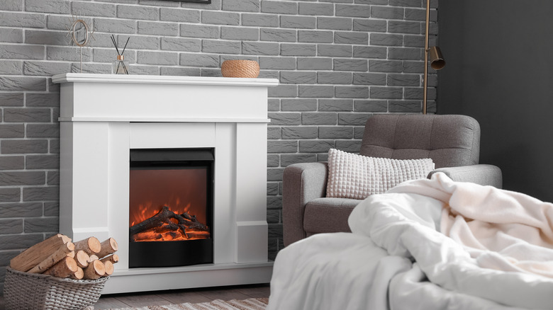 Elektrikli şömine yatak odasını sıcak tutmaya yardımcı olur.