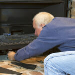 Uygun Fiyatlı Bir Kendin Yap Yöntemiyle Taslakların Şöminenizden gizlice sızmasını önleyin