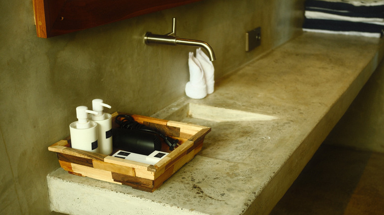 beton banyoda duvara monte musluk