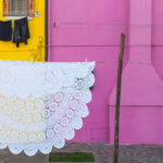 Yıpranmış Masa Örtüsünü Atmadan Önce Onu İlginç Bir Noel Dekoru Olarak Yeniden Kullanın