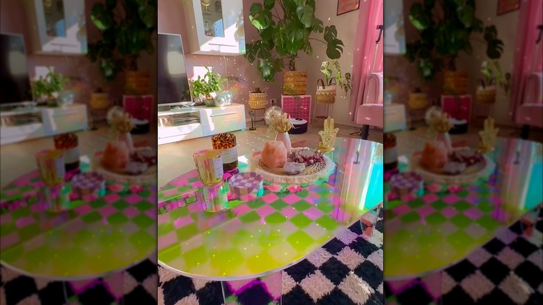 Akrilik sehpalı, pembe, retro tarzda bir oturma odası.