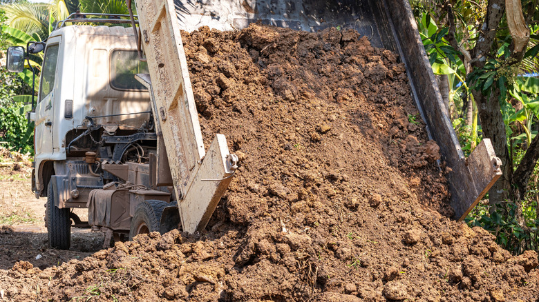 Bir zamanlar havuzun bulunduğu bahçenin içinden geçen yol