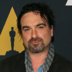 Johnny Galecki'nin Kalabalık Hissetmeyen Maksimalist Bir Evin Sırrı