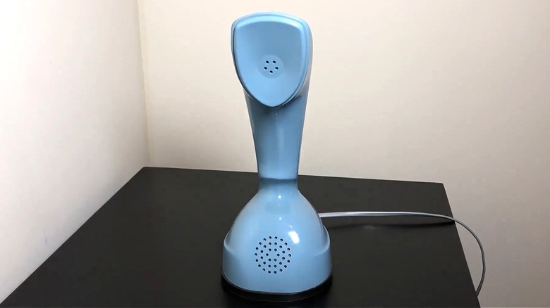 Vintage mavi Ericofon Döner Telefon, aynı zamanda İsveçli LM Ericsson tarafından Cobra Phone olarak da bilinir.