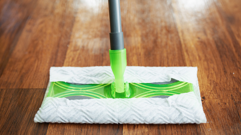 Swiffer paspas kafası ahşap bir zemine dayanıyor.