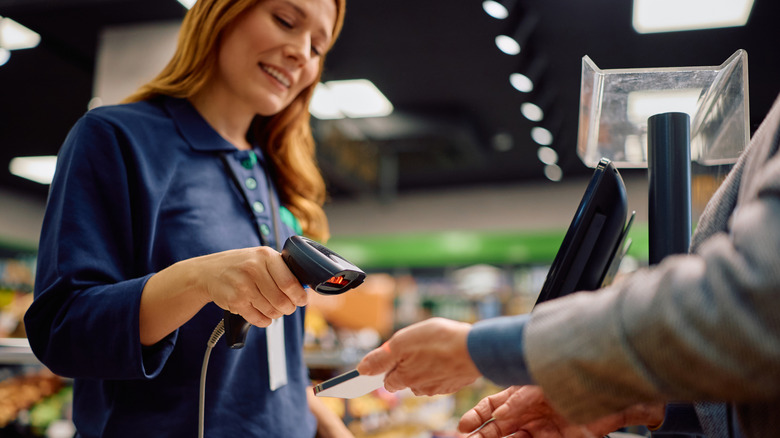 ödeme sırasında telefonunu tarayan kişi