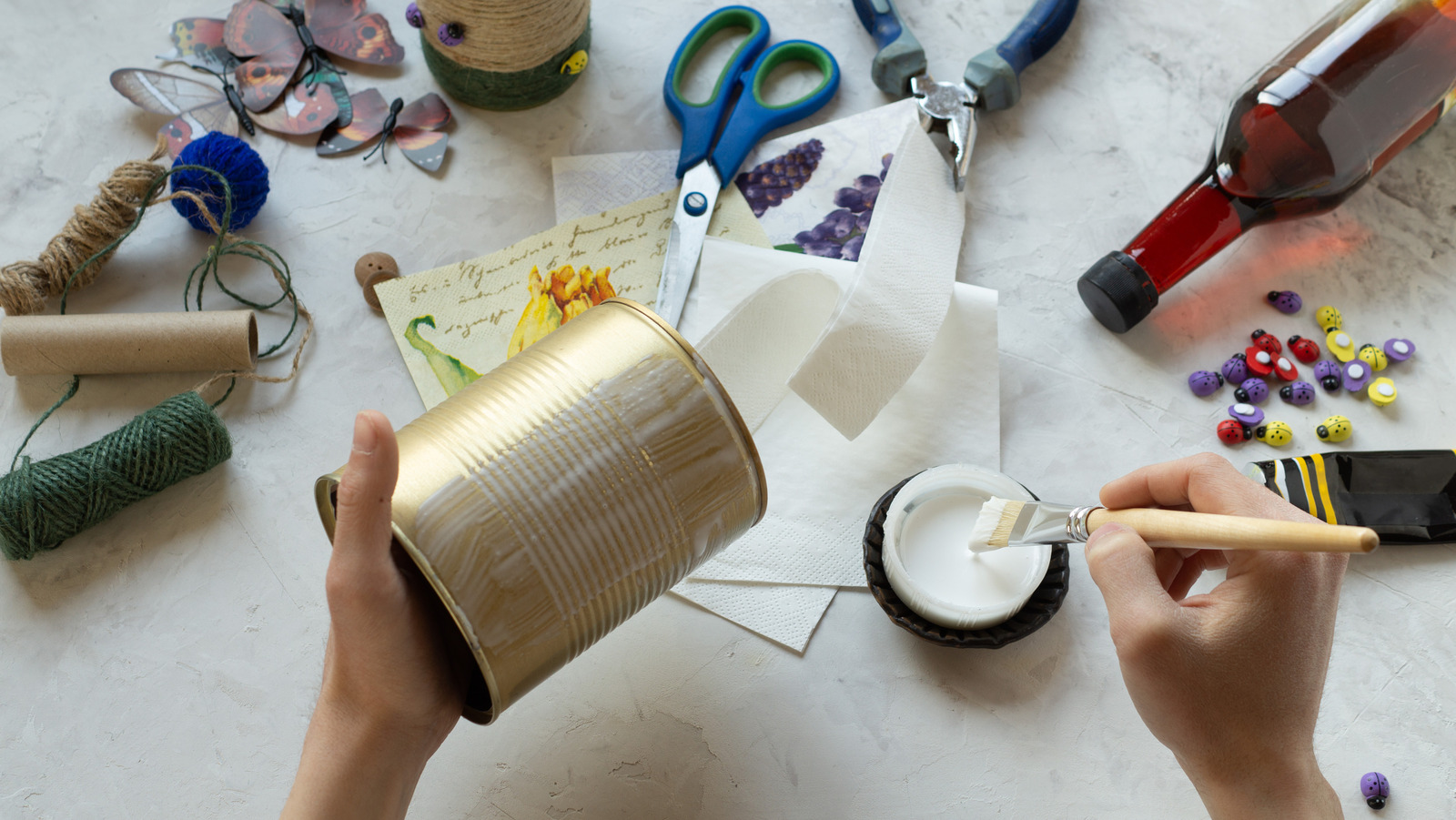 Bu Büyüleyici DIY ile Boş Teneke Kutuları Parıldayan Tatil Fenerlerine Dönüştürün