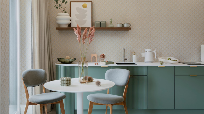 Mavi-yeşil dolaplı mutfak