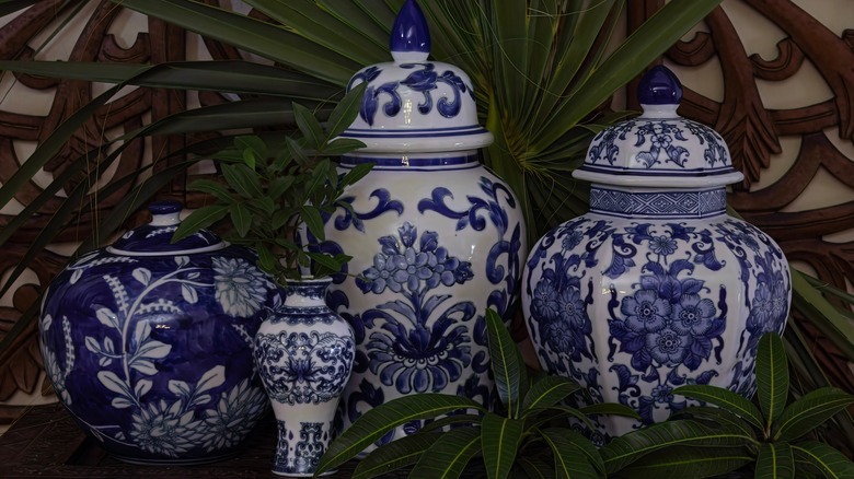 Bitki ile rafta zencefil kavanozlarının toplanması