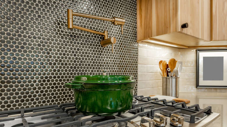 Modern bir sobanın üzerinde gri bir kuruşluk kiremit backsplash.