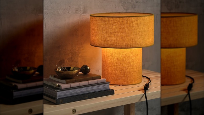 IKEA'nın güneş sarısı keten lambası masanın üzerinde.