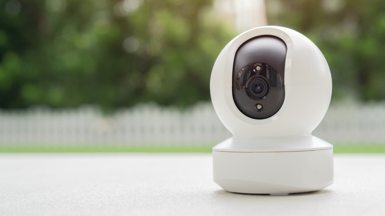 Yerde veya yere yakın güvenlik kamerası