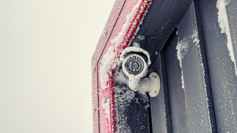 Kar ve buzla kaplı güvenlik kamerası