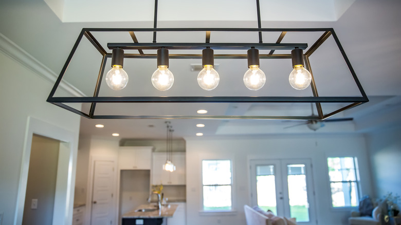 Bir evde gösterişli bir ışık fikstürünün yakın çekimi