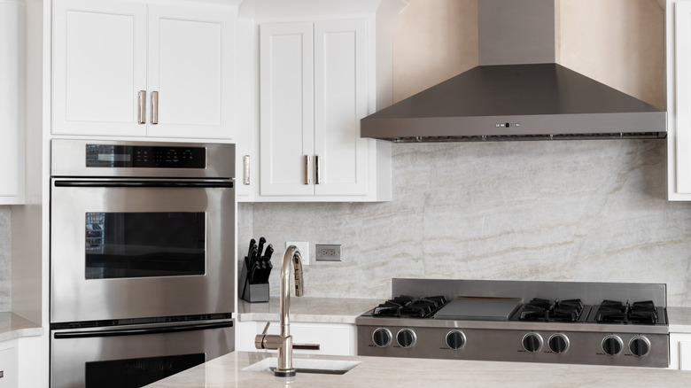 Paslanmaz çelik aletlerle donatılmış mutfak