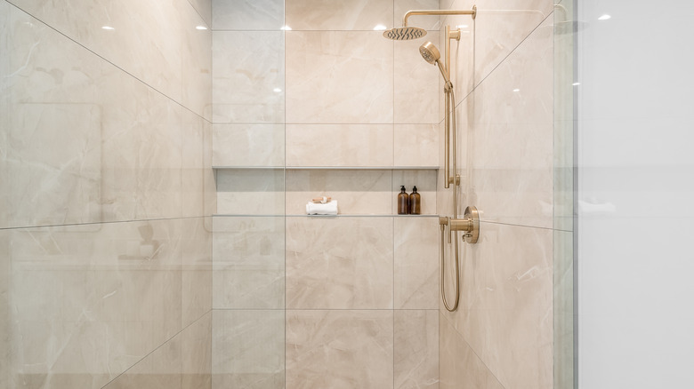 Çerçevesiz ayakta duran bir duşun içi