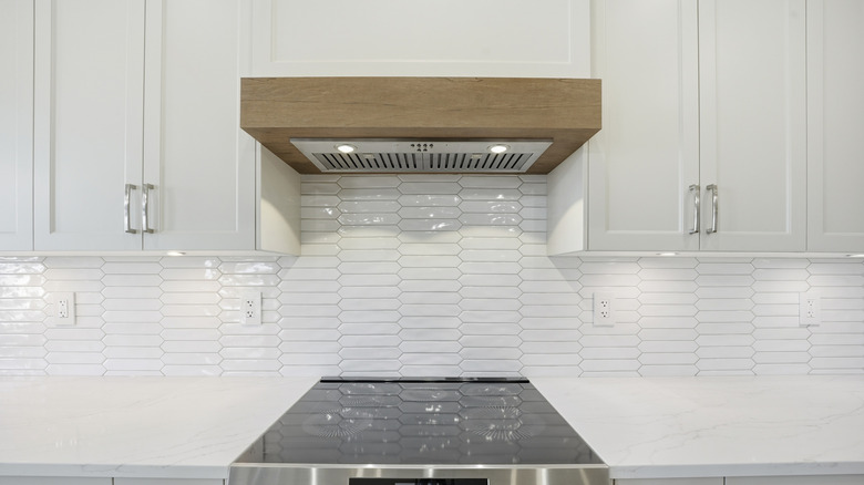 Bir sobanın ve tavandaki havalandırmanın yakından görünümü