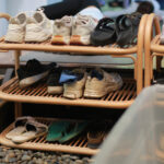 Eski Ayakkabı Rafınızı Kullanımı Kolay Bir Hediye Paketleme İstasyonuna Nasıl Dönüştürebilirsiniz?